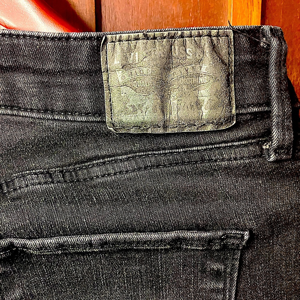 12M-W31XL30 Women’s Black Classic Mid Rise Skinny Levi’s
